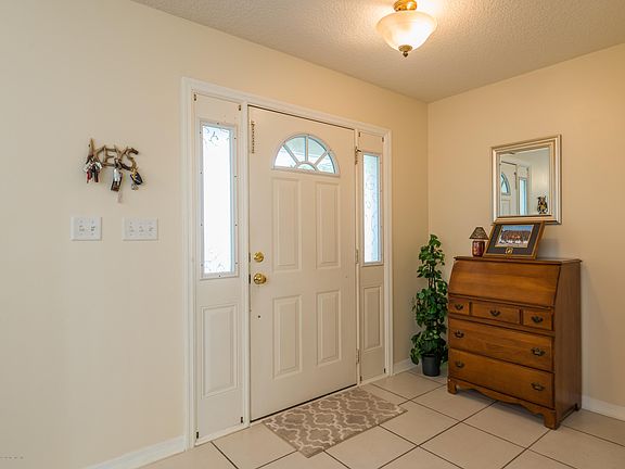 3rd image of 404 E Cochran Ave
