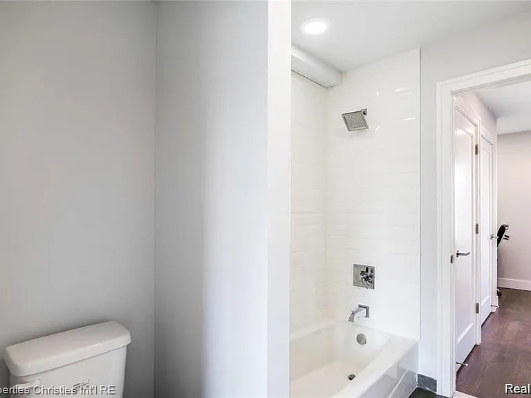 642 W Eleven Mile Rd — Photo 15