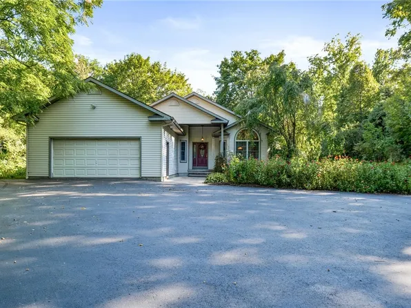 11 Clifton St, Phelps, NY 14532