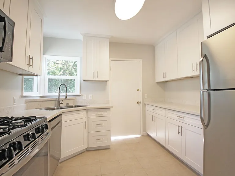 1575 Manning Ave — Photo 8