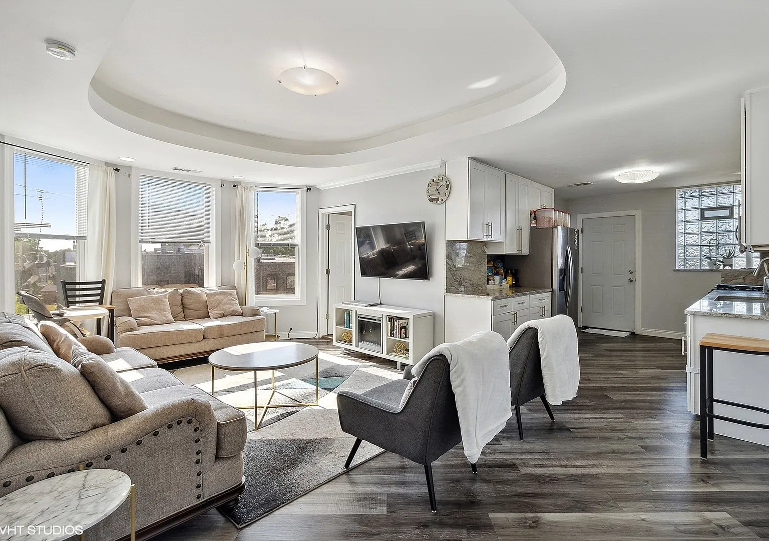 3 bed, 870 sqft, $3,000 — Photo 1
