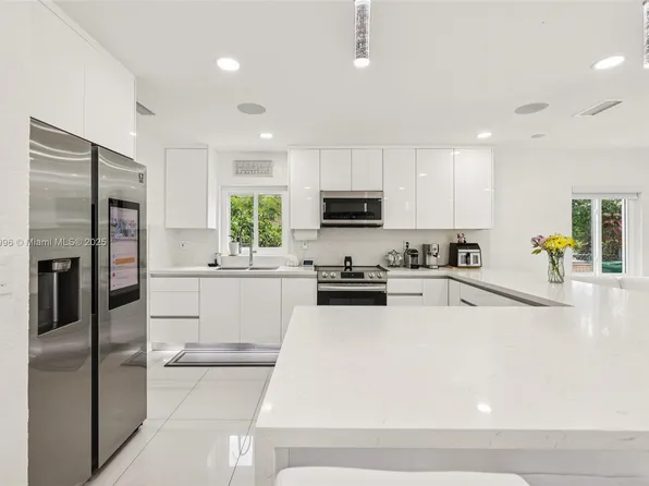 7711 NW 38th St, Hollywood, FL 33024