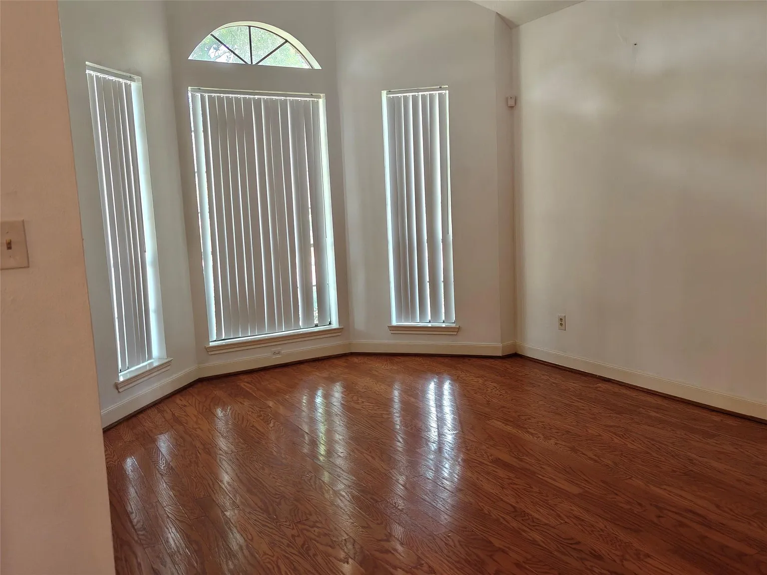 3 bed, 2.5 bath, 2351 sqft, $2,300 — Photo 3