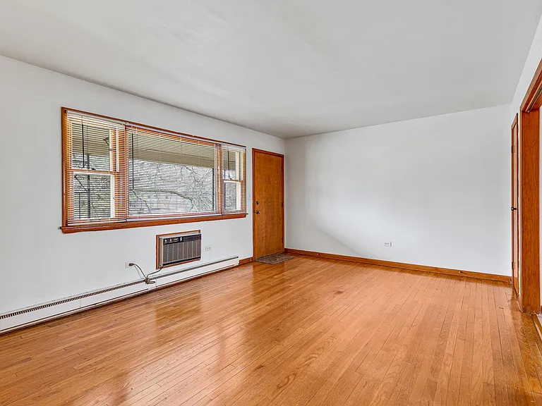 406 W Jackson St — Photo 2