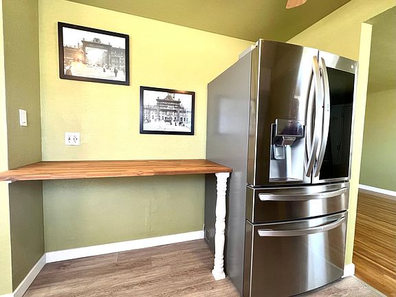 Kitchen and Breakfast bar