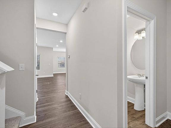 4th image of 586 Barrington Row Ave