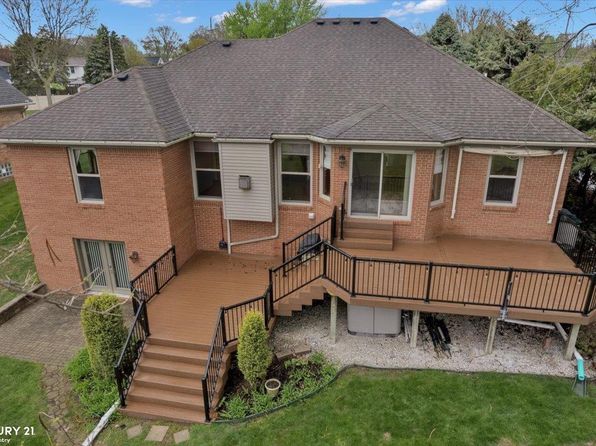 11294 River Dr, Warren, MI 48093