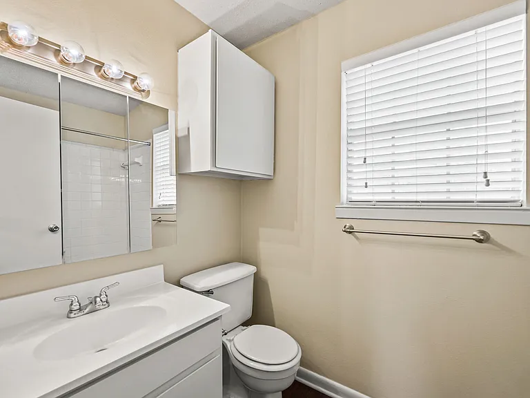 Colonial Plaza Apartments — Photo 10