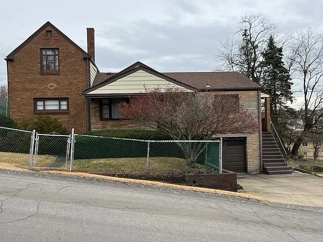 426 Maple St photo 1