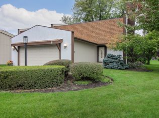 8 Deercrest Ln, Indian Head Park, IL 60525