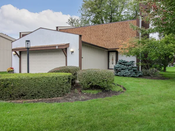 8 Deercrest Ln, Indian Head Park, IL 60525