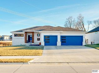 11253 Sunburst Dr, Papillion, NE 68046