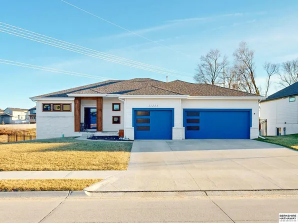 11253 Sunburst Dr, Papillion, NE 68046