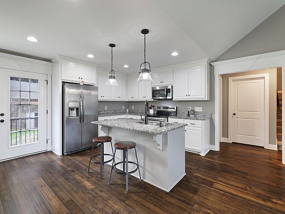 4th image of 326 Shelby Cir