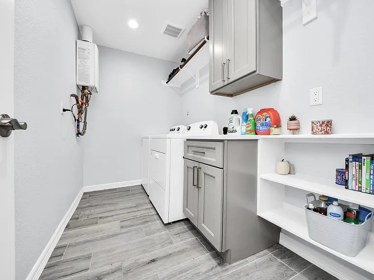 834 Ellington St — Photo 18