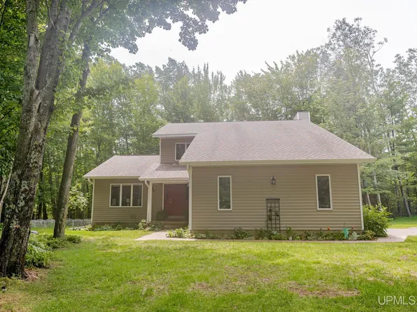 935 Orianna Dr, Marquette, MI 49855