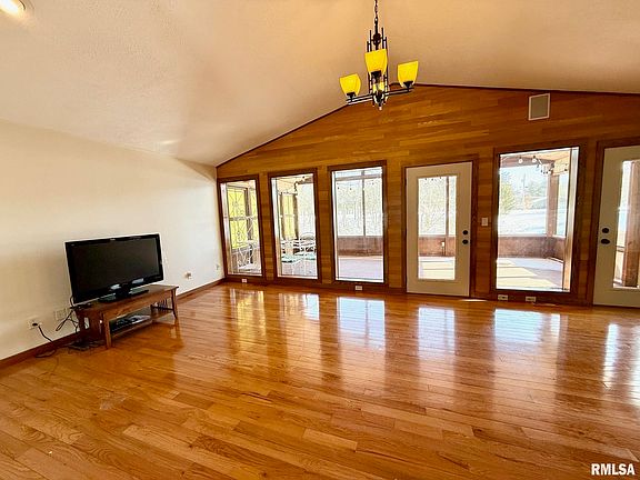 4th image of 197 Chestnut Pl