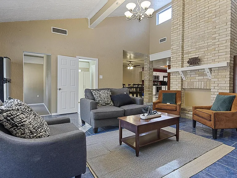 1011 Bay Horse Dr — Photo 1