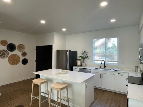 14122 Canyon Rd E #2B