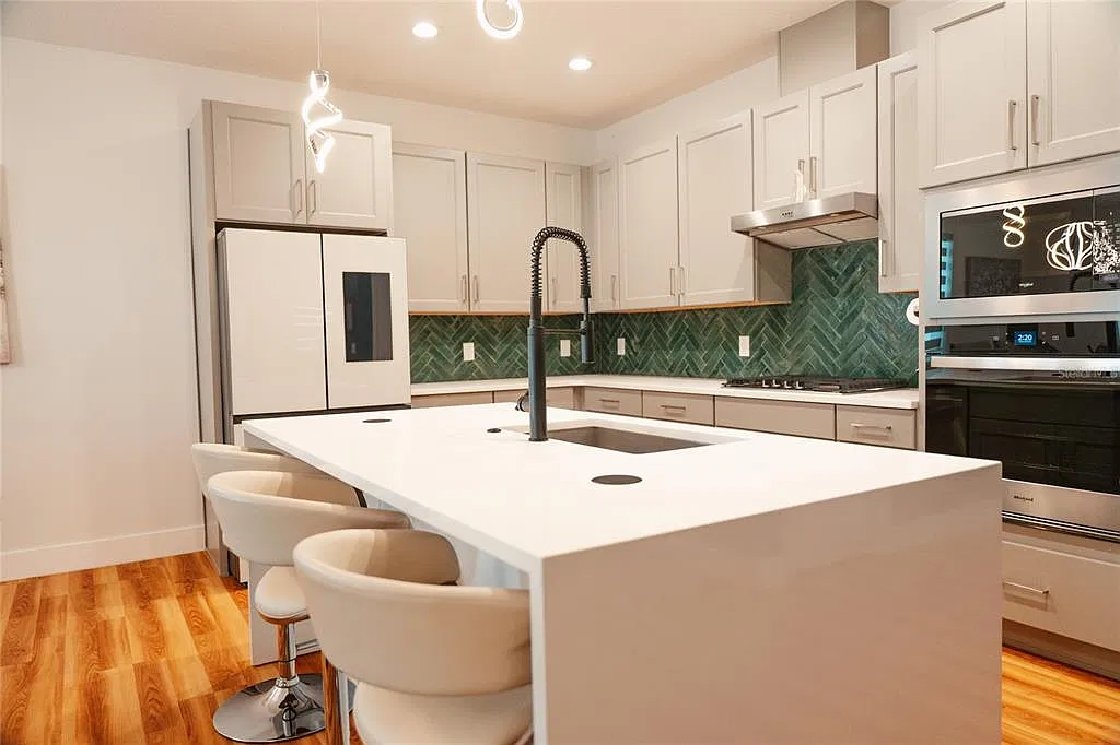 5 bed, 5.0 bath, 2700 sqft, $4,800 — Photo 3