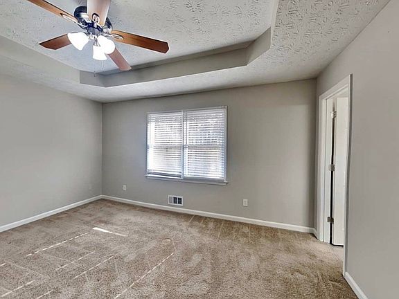 4th image of 301 E Country Woods Dr