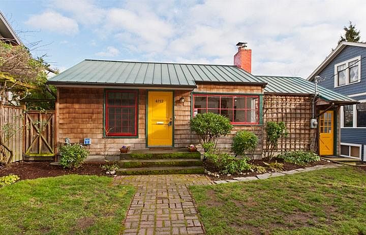 Front of house (this is 6 years ago, bushes have filled in n