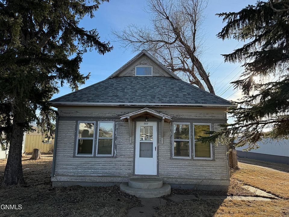 1st image of 207 Dakota St N