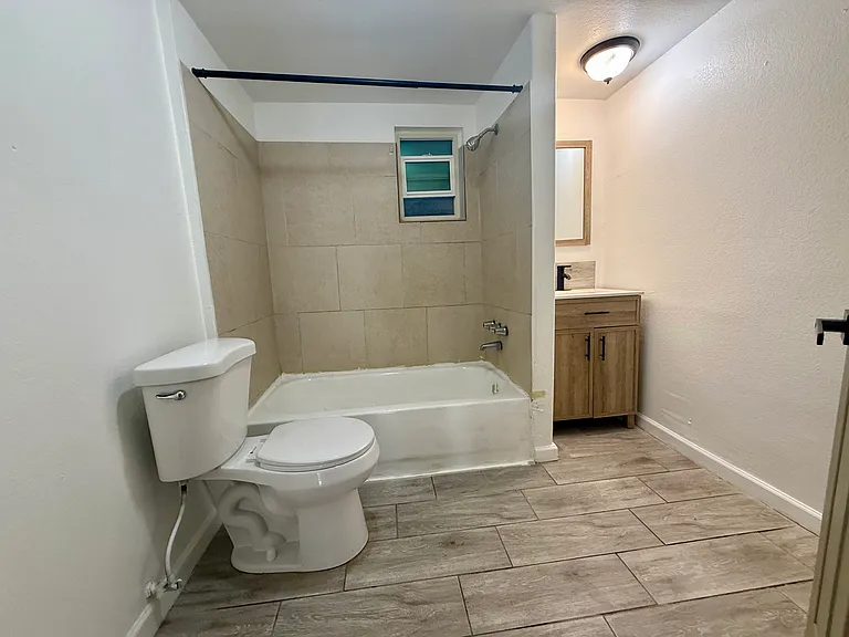 325 W 37th St — Photo 15