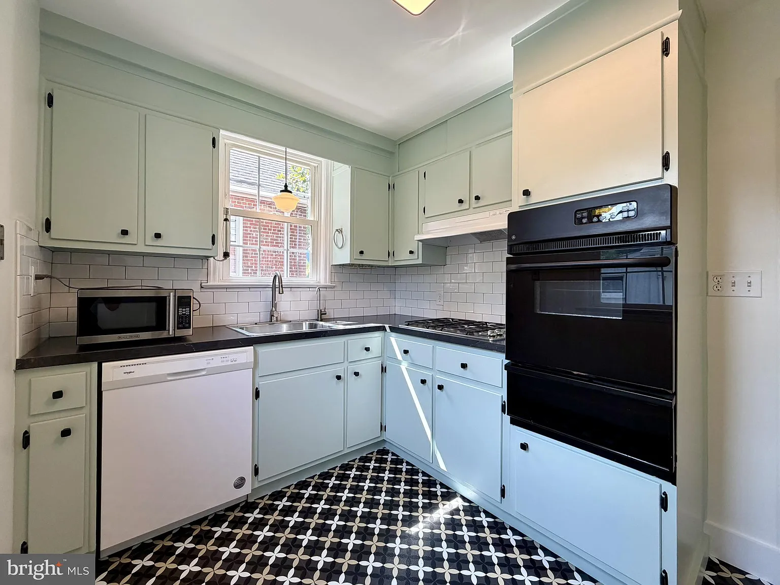 3 bed, 1.5 bath, 1365 sqft, $3,600 — Photo 2