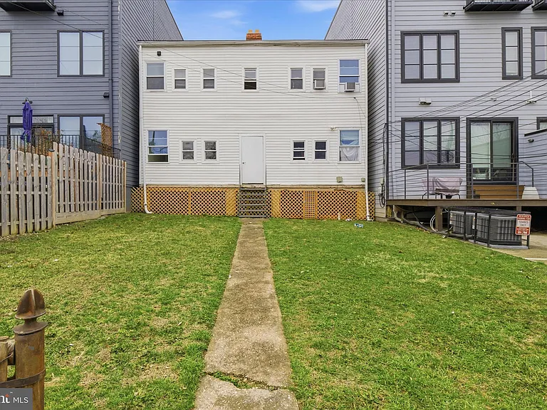 221 20th St NE #3 — Photo 30