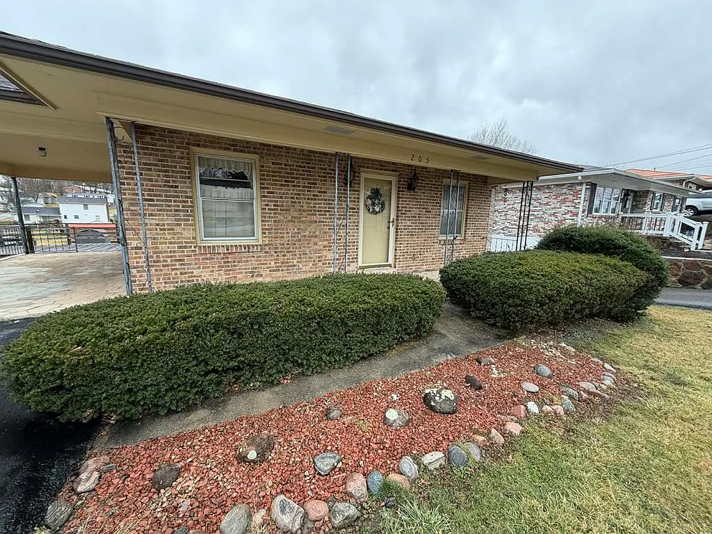 205 East Dr photo 1