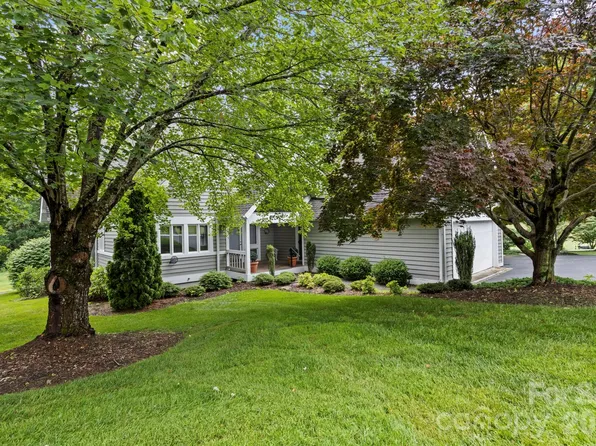 104 Overlook Dr, Flat Rock, NC 28731