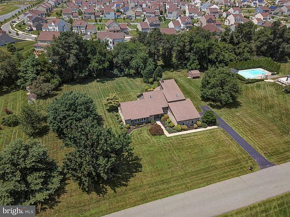 5th image of 221 Milford Dr