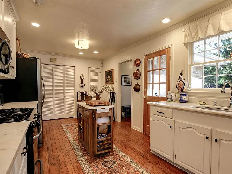 453 Ivy Cir — Photo 6
