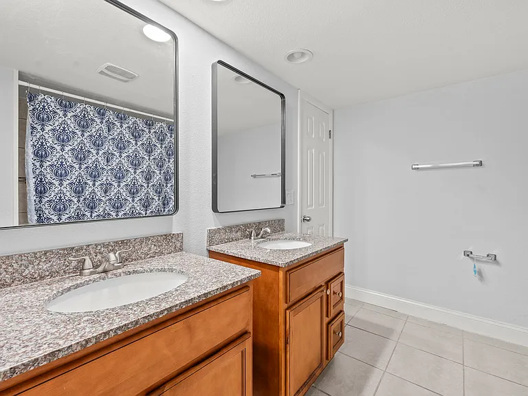 Satellite Arms Apartments — Photo 14