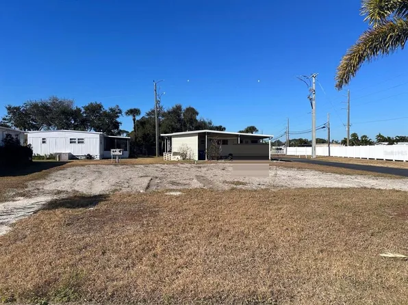 5302 Chateau Ln #2, Bradenton, FL 34207