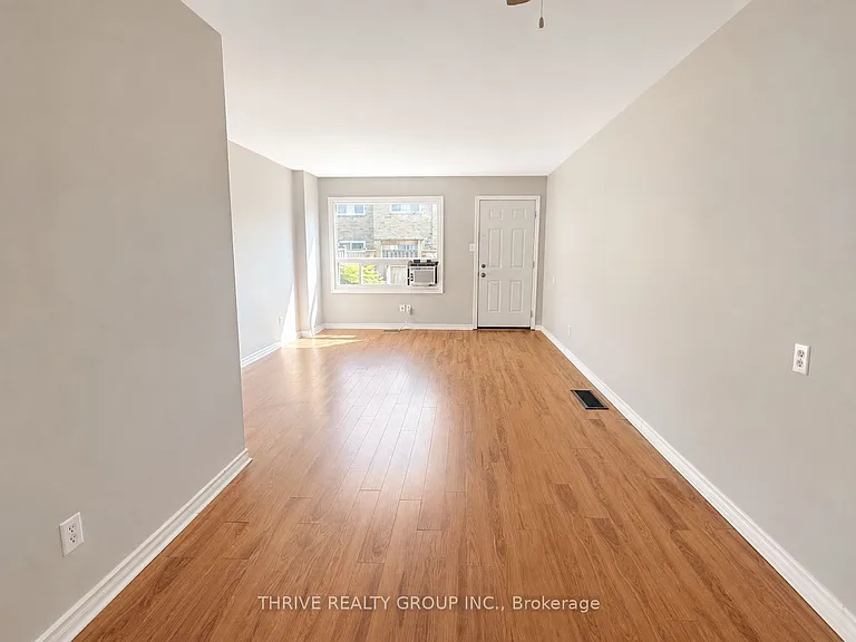 159 Toulon Cres — Photo 2