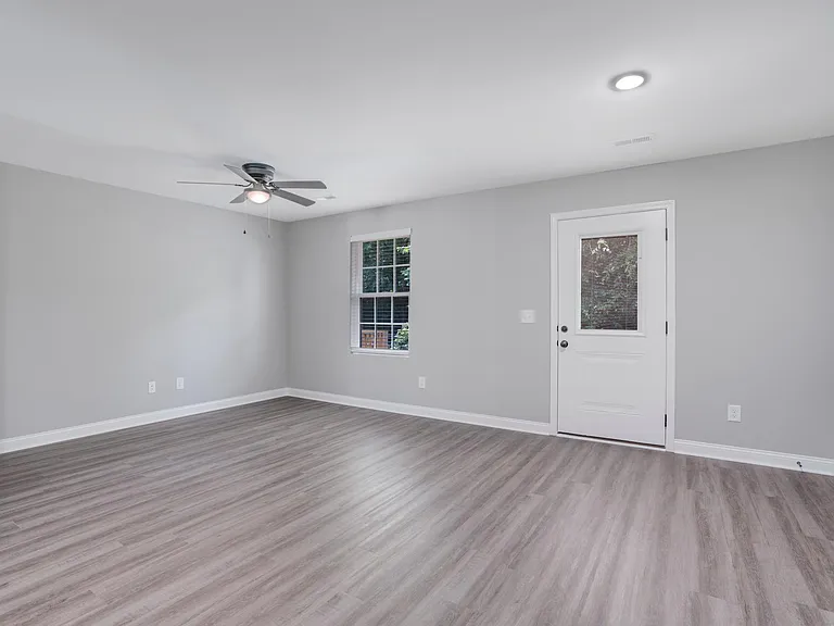 374 Ryder Ave #B — Photo 3