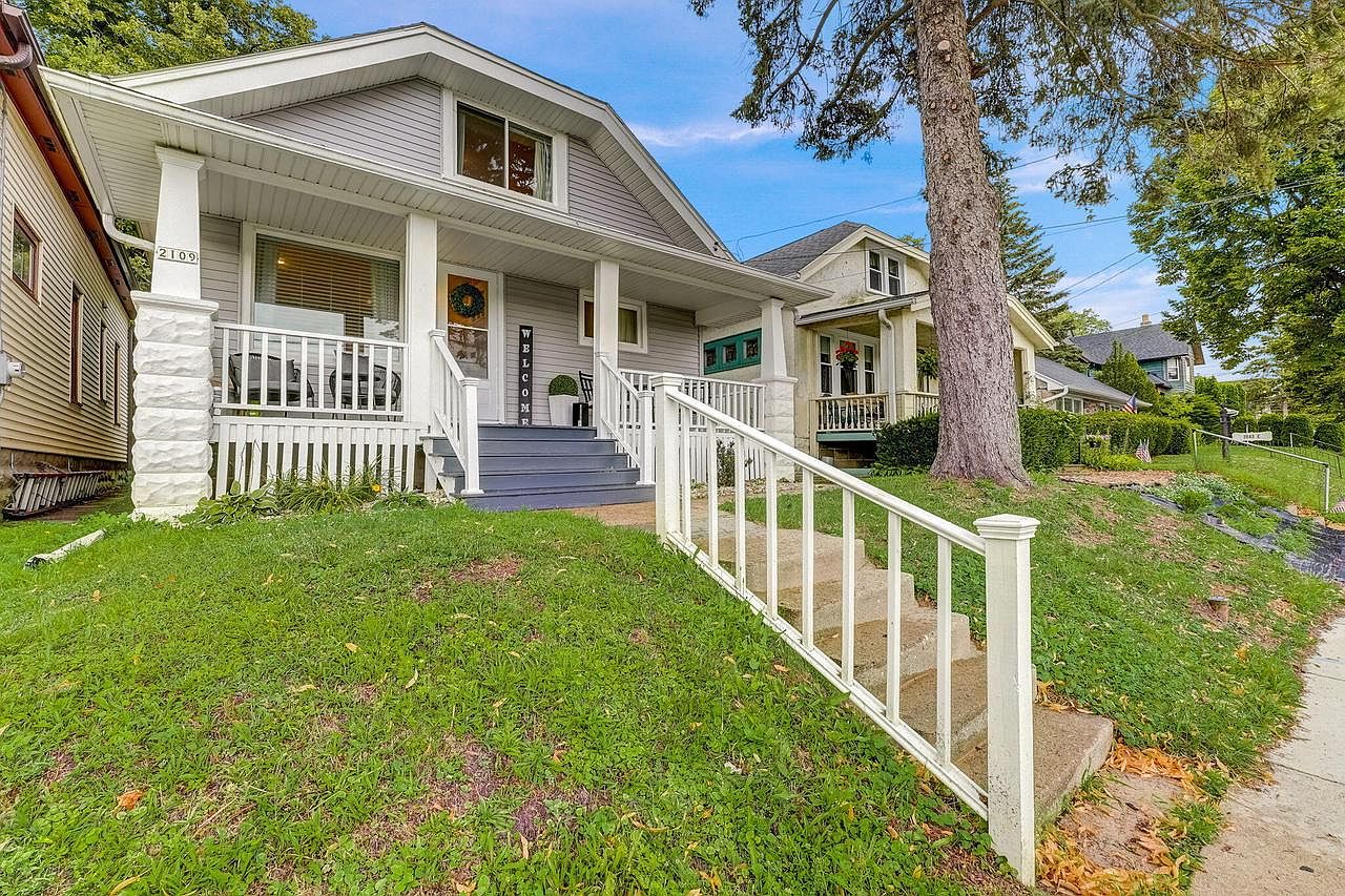 2109 East Saint Francis AVENUE, Saint Francis, WI 53235 Zillow