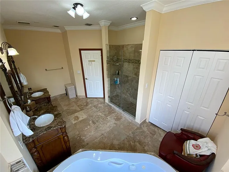 10747 NW 70th Ter — Photo 33