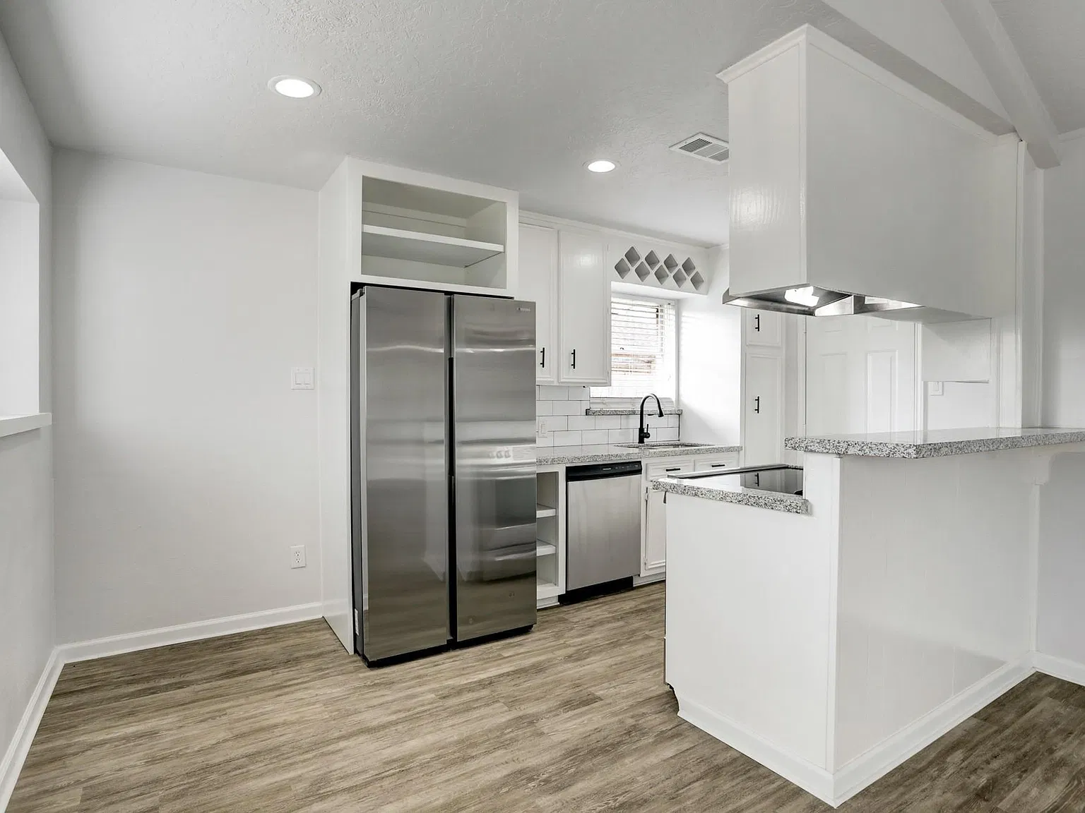3 bed, 2.0 bath, 1194 sqft, $1,599 — Photo 2
