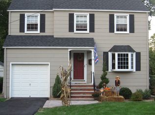 28 W Hobart Gap Rd, Livingston, NJ 07039