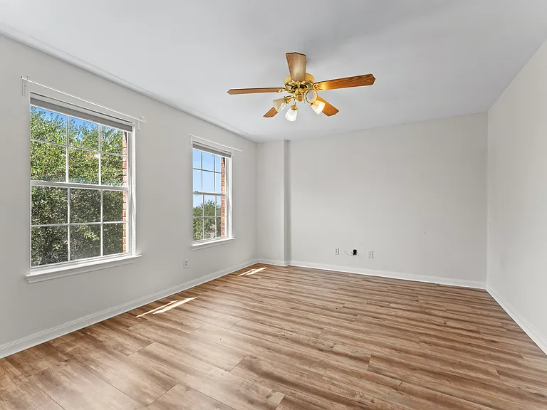 807 Midway Crst — Photo 15