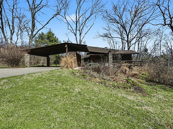 3rd image of 820 Old Woods Rd