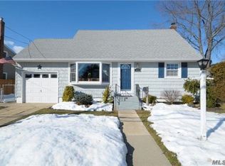 185 9th St, Bethpage, NY 11714