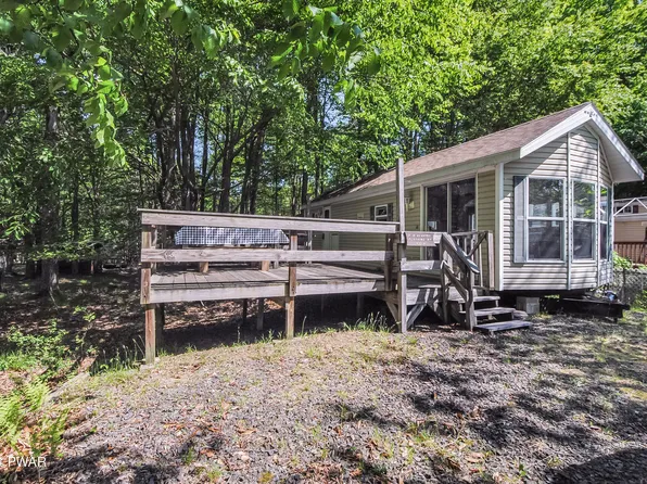 W691 Snowshoe Dr, Moscow, PA 18444