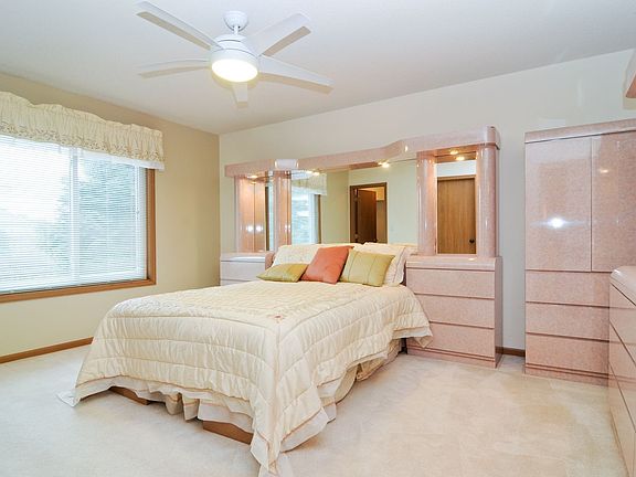 5th image of 95 Knightsbridge Dr