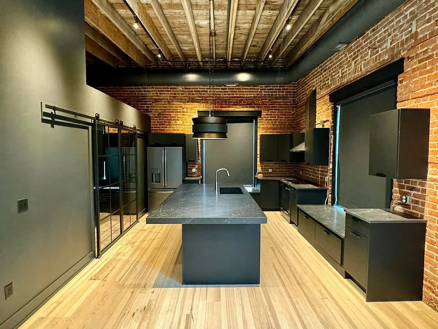 2 bed, 1000 sqft, $1,900 — Photo 1