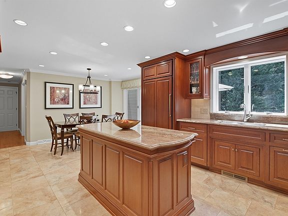 3rd image of 441 Inverness Ln