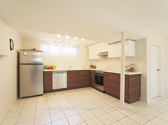 4th image of 45 Landfair Cres